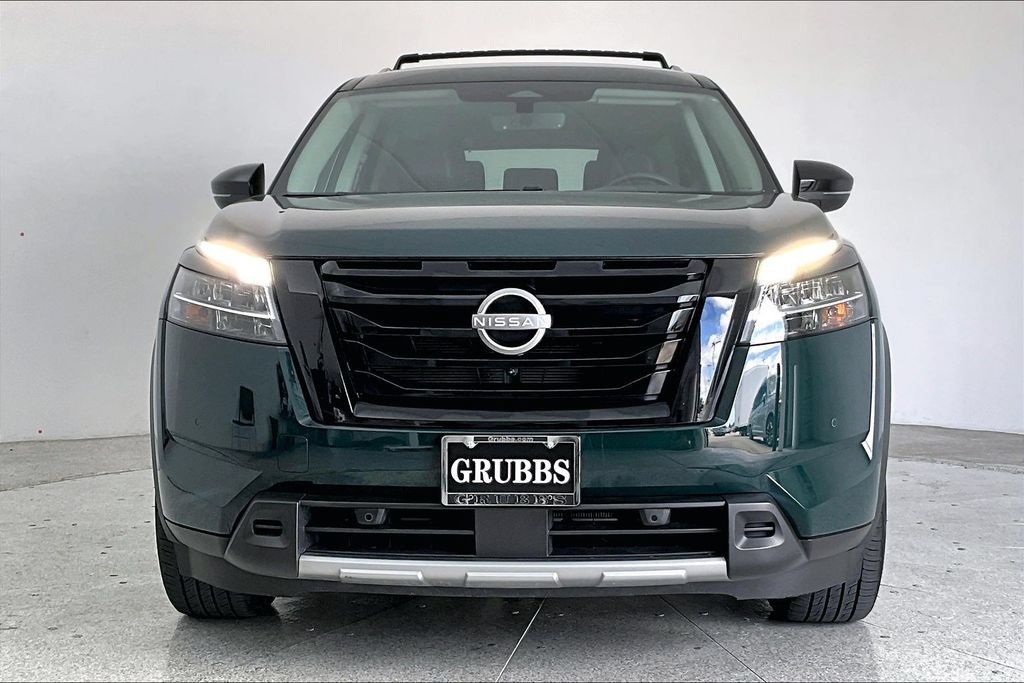 Used 2024 Nissan Pathfinder SL w/ Black Appearance Package AWD/4WD image 3