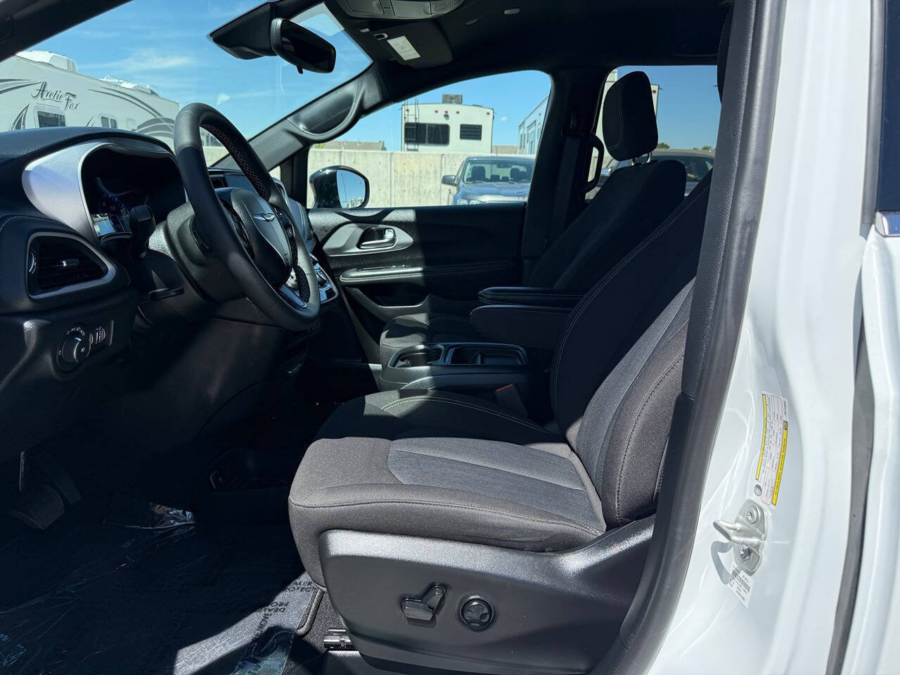 Used 2024 Chrysler Pacifica Touring FWD image 14