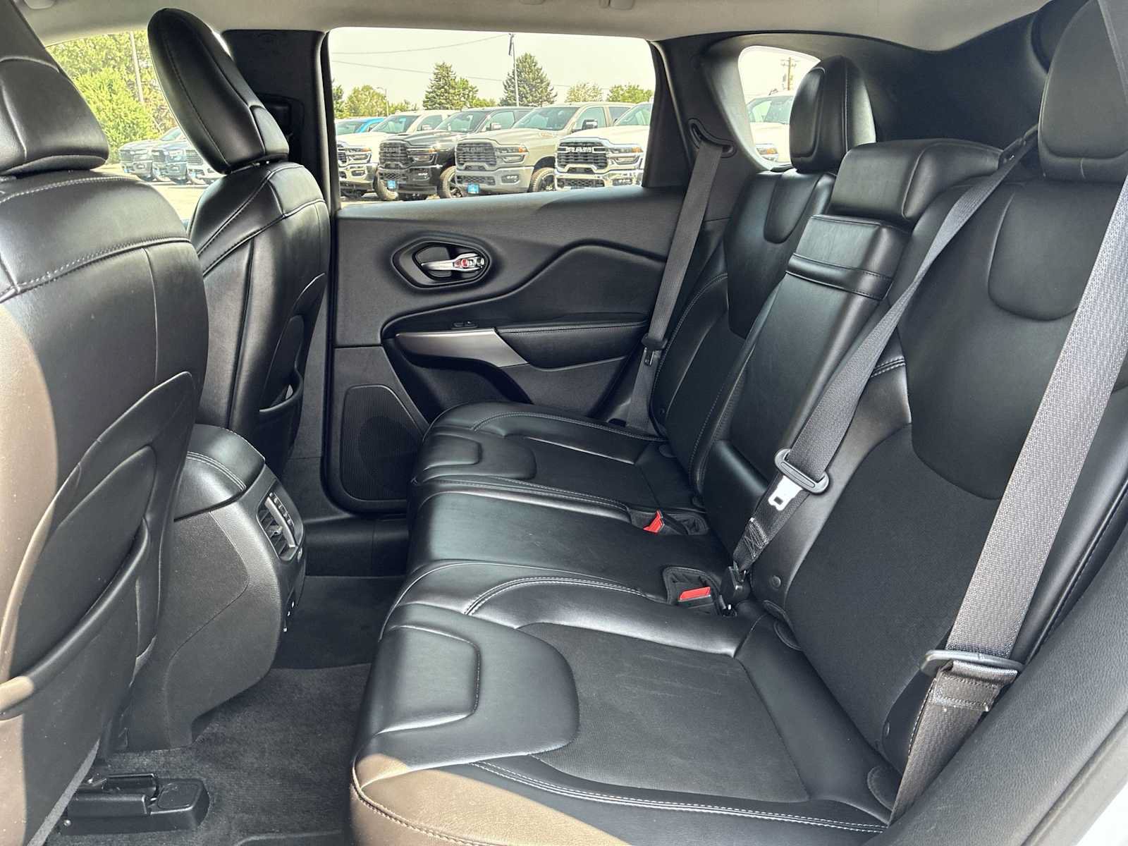 Used 2019 Jeep Cherokee Latitude Plus AWD/4WD image 23