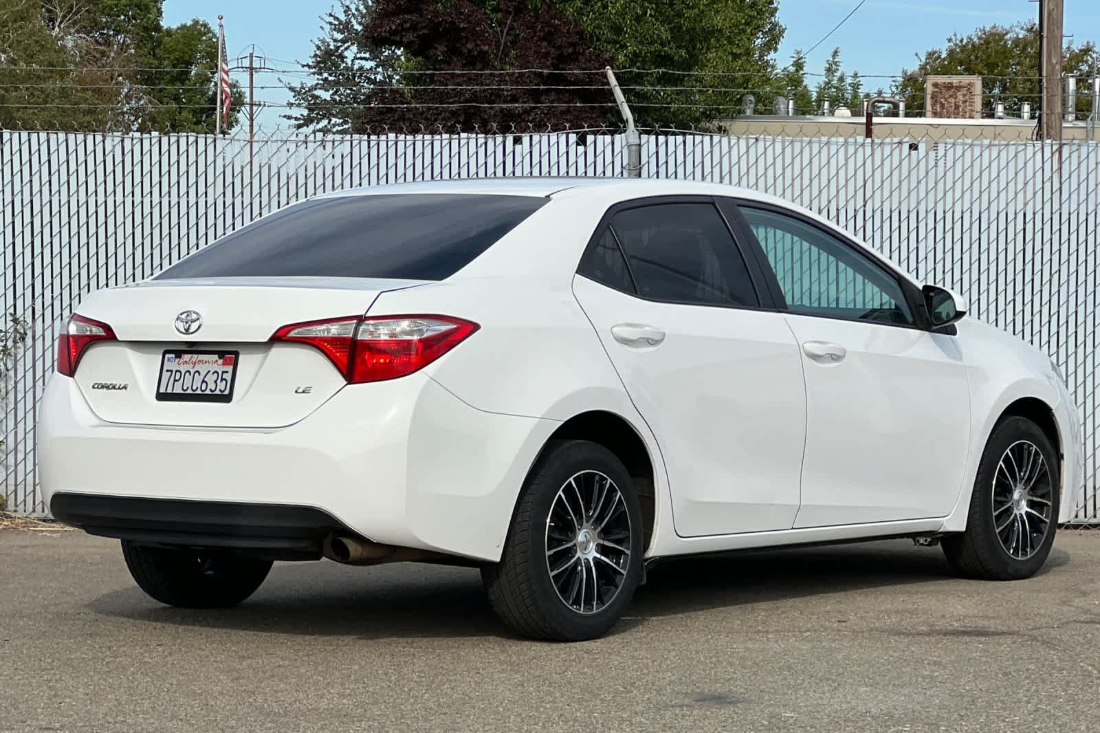 Used 2016 Toyota Corolla LE FWD image 3