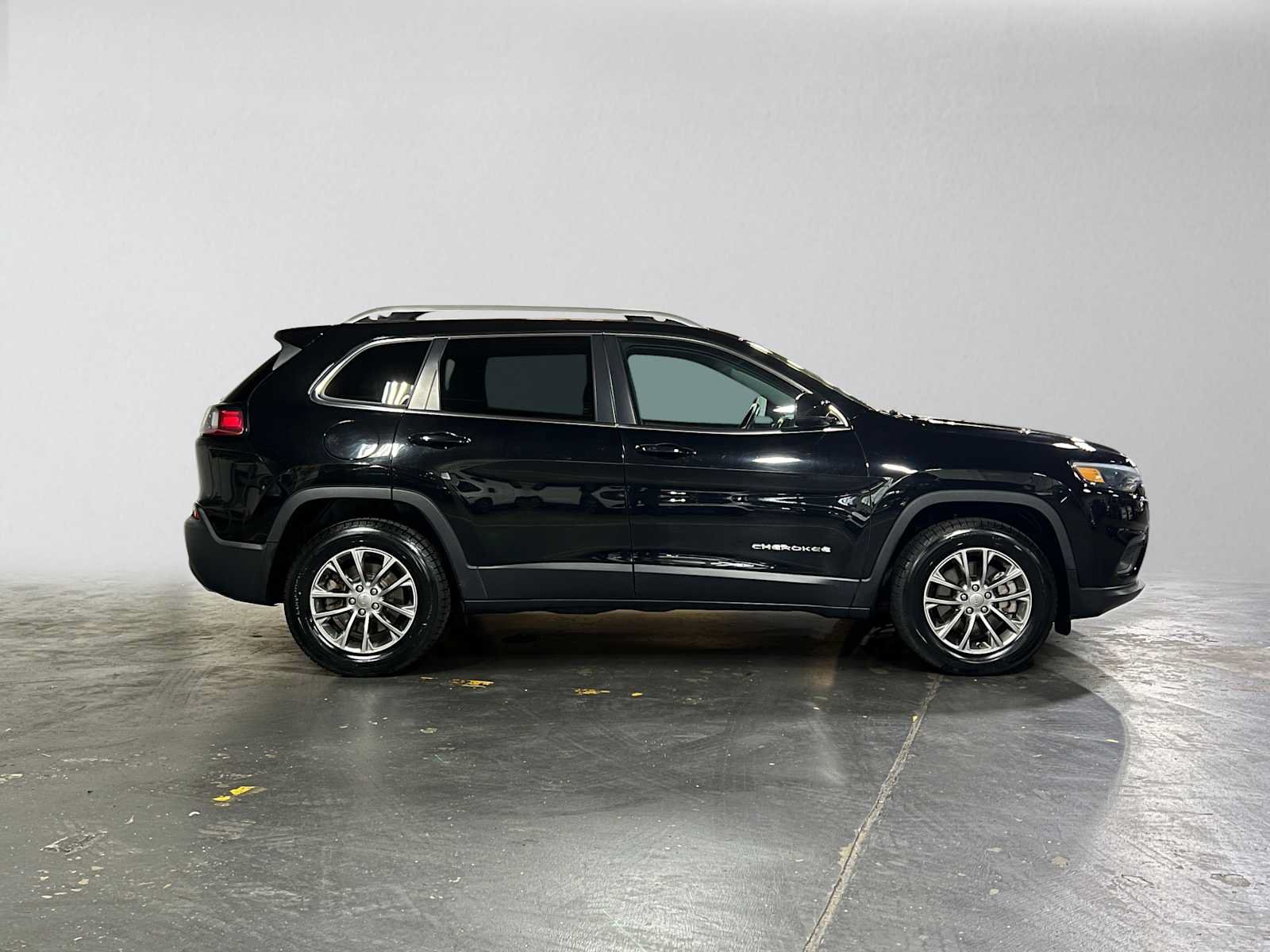 Used 2019 Jeep Cherokee Latitude Plus w/ Cold Weather Group AWD/4WD image 2