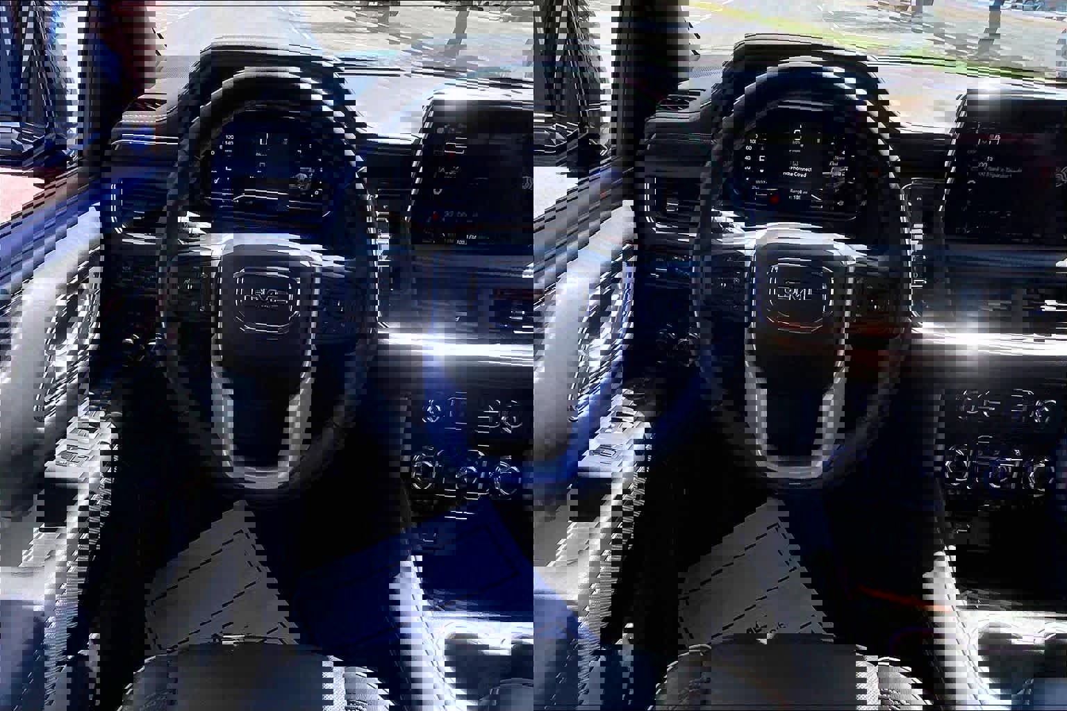 Used 2023 GMC Yukon XL SLT w/ SLT Premium Package image 6