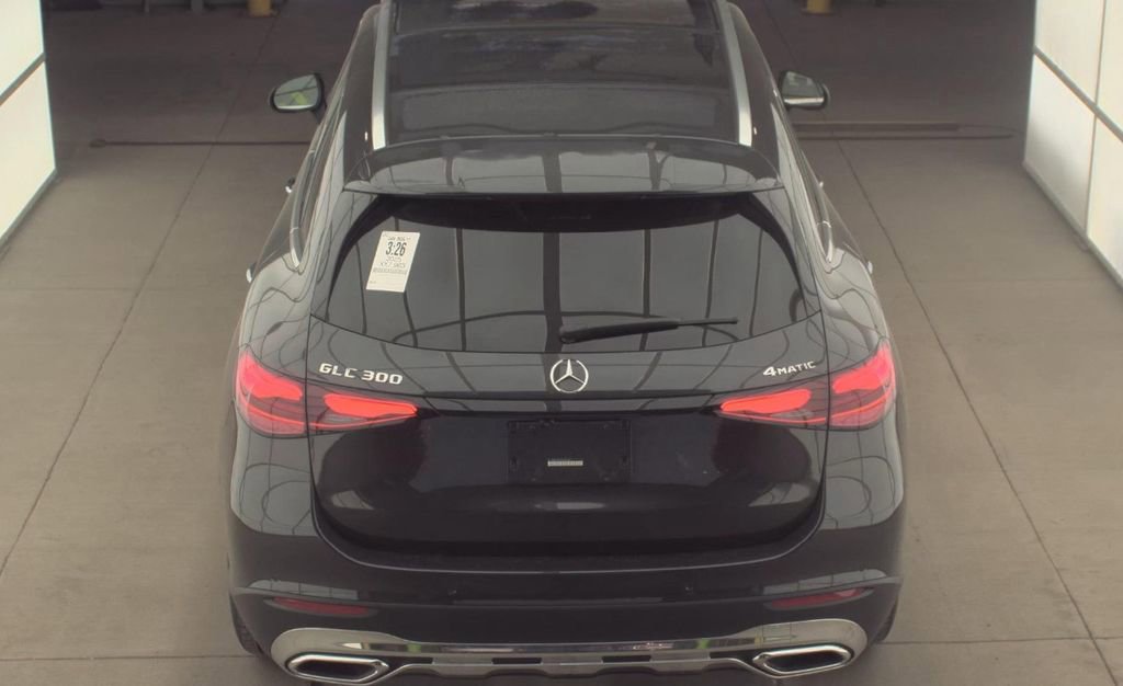 Used 2025 Mercedes-Benz GLC 300 4MATIC image 5