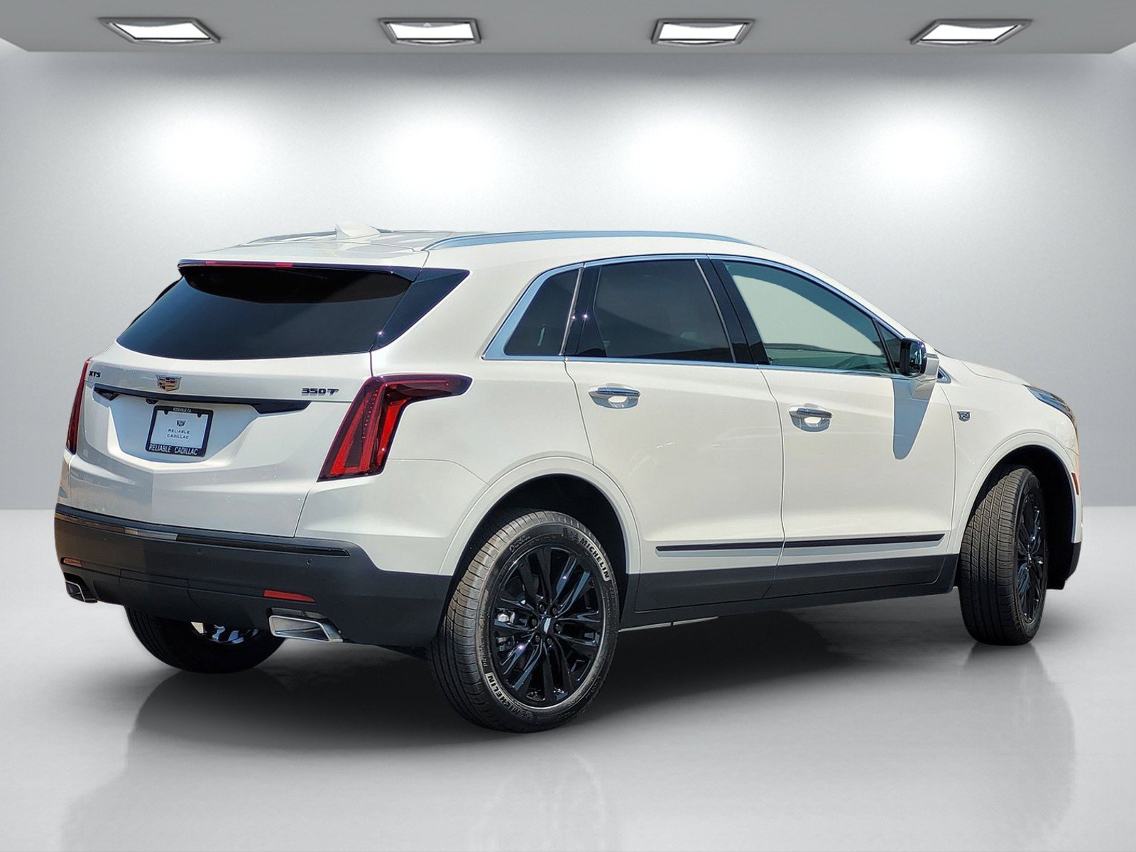 New 2026 Cadillac XT5 Luxury w/ LPO, ONYX Package FWD image 4