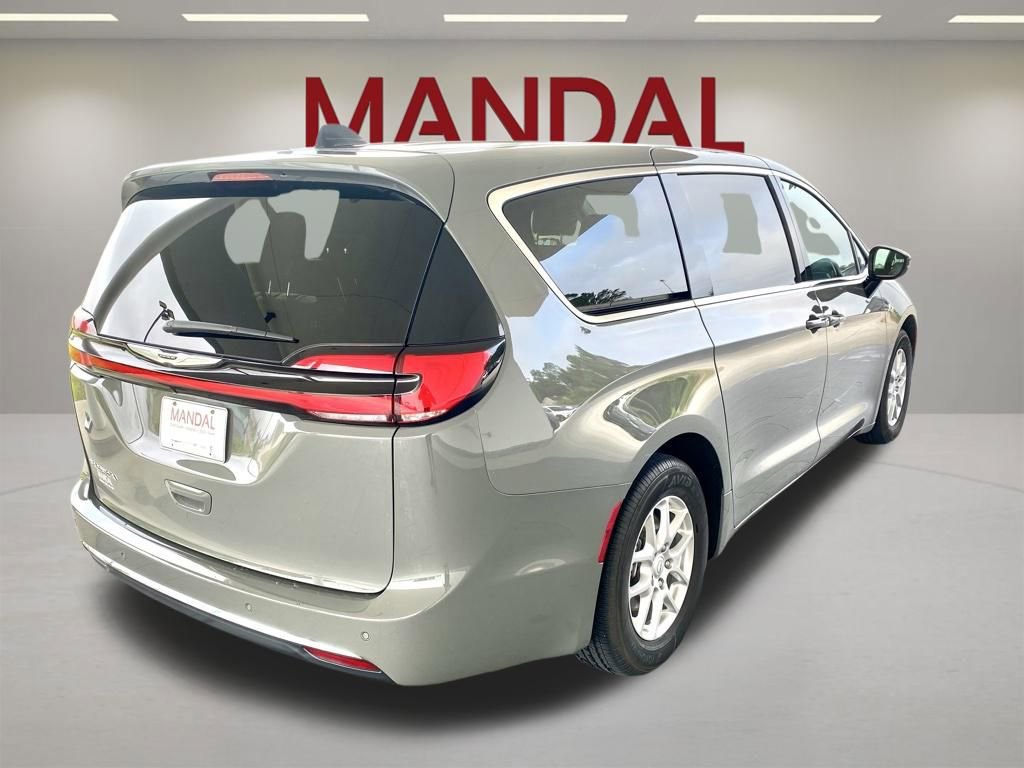 Used 2025 Chrysler Pacifica Select FWD image 6