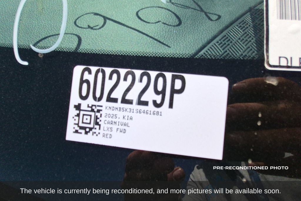 Used 2025 Kia Carnival FWD image 19