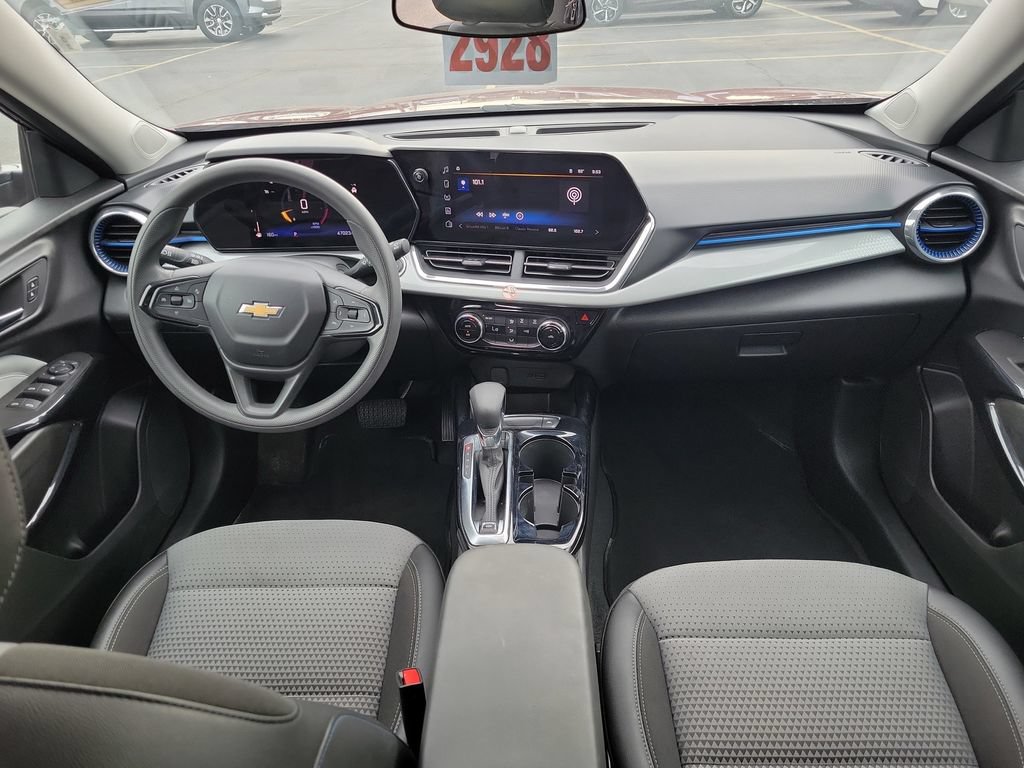 Used 2025 Chevrolet Trax LT FWD image 13