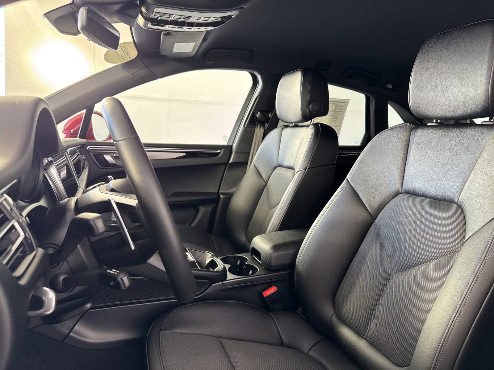 Certified 2025 Porsche Macan image 5