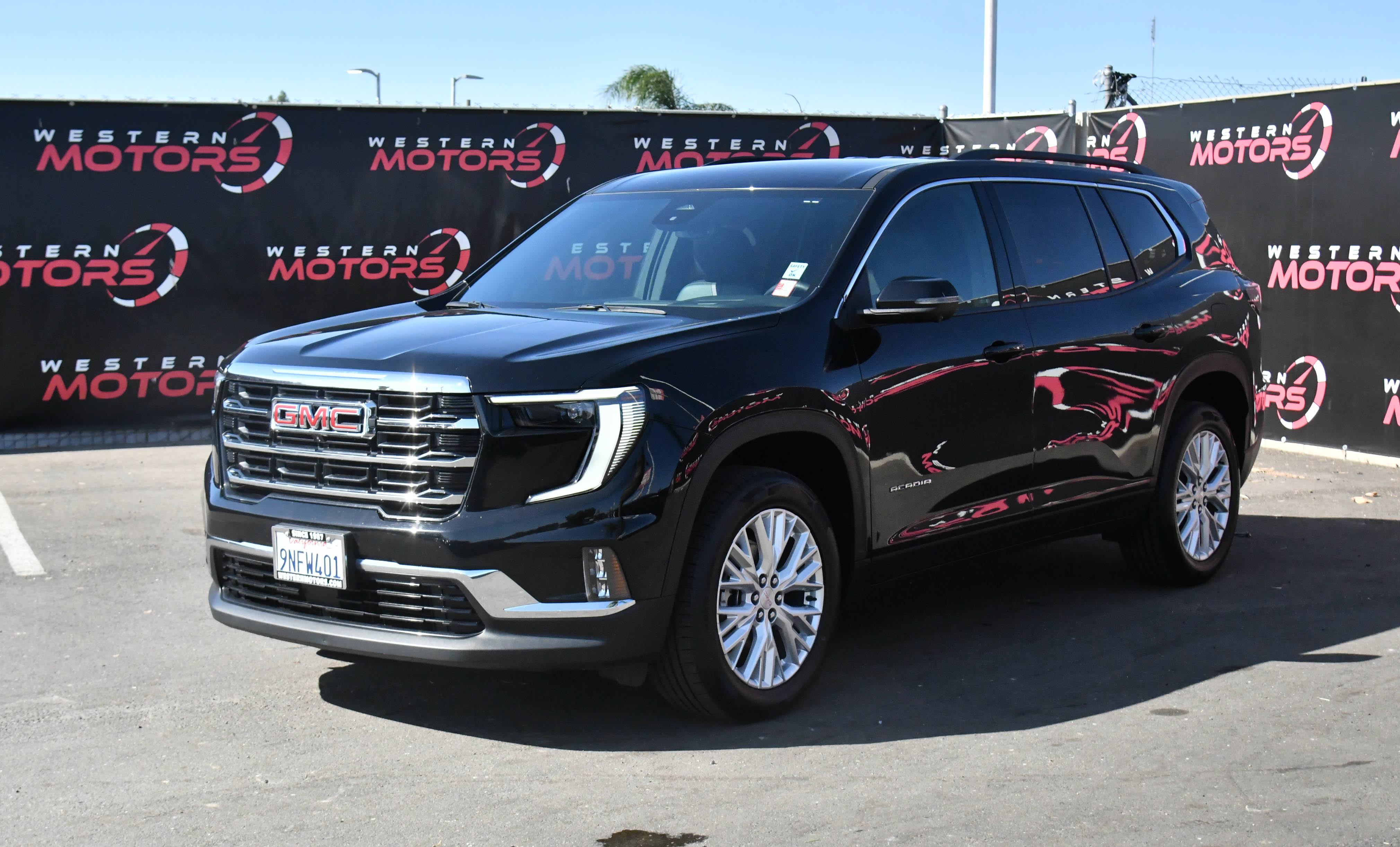 Used 2024 GMC Acadia Elevation AWD/4WD image 3
