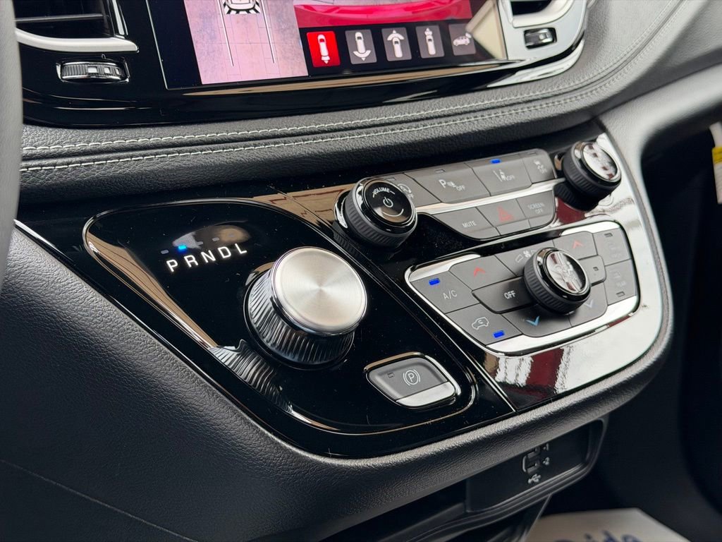 New 2027 Chrysler Pacifica Select FWD image 24