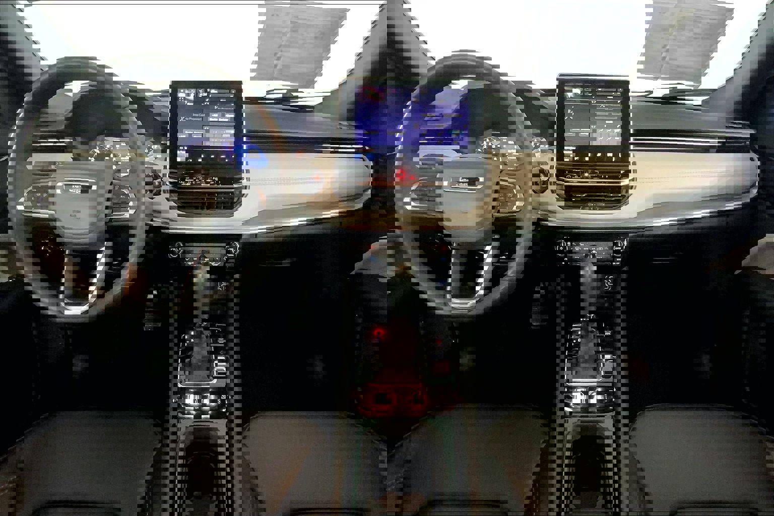 Used 2025 Jeep Compass Limited image 15