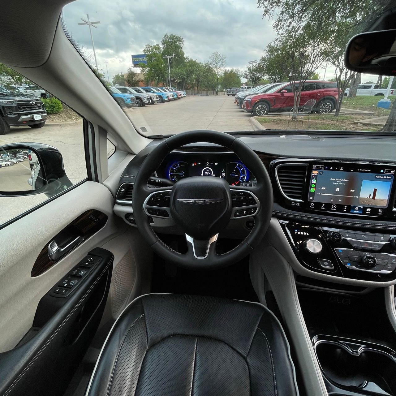 Used 2023 Chrysler Pacifica Limited image 11