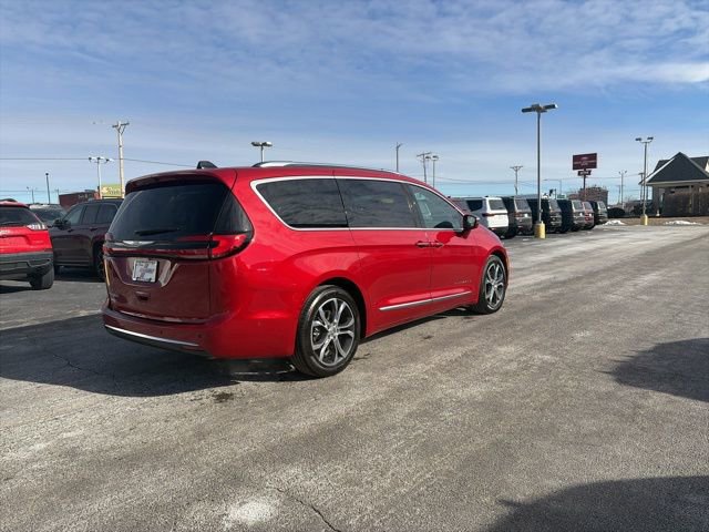 Used 2024 Chrysler Pacifica Pinnacle FWD image 5