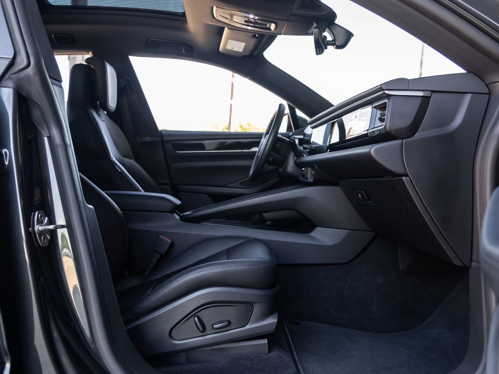 Certified 2025 Porsche Macan Electric image 38