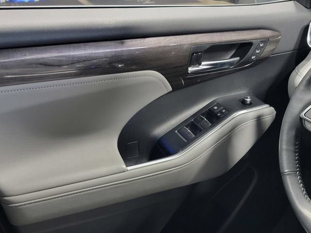 Used 2021 Toyota Highlander Platinum AWD/4WD image 23