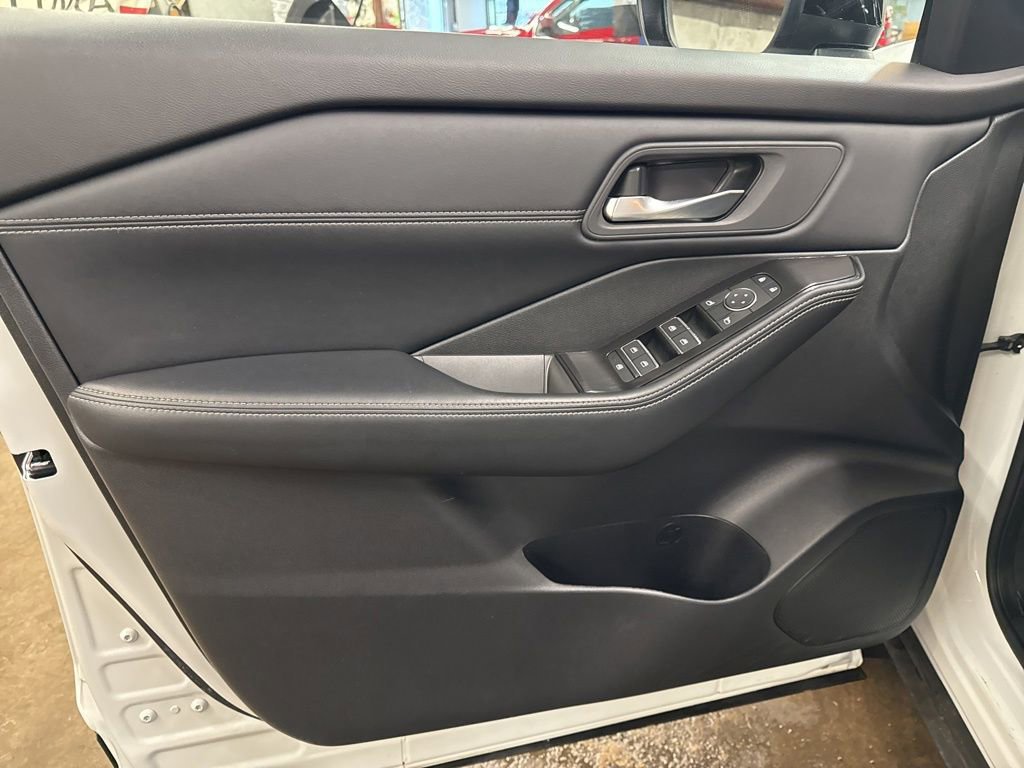 Certified 2025 Nissan Rogue SL FWD image 12
