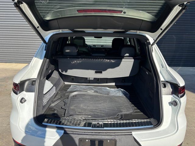 Used 2025 Porsche Cayenne AWD/4WD image 26