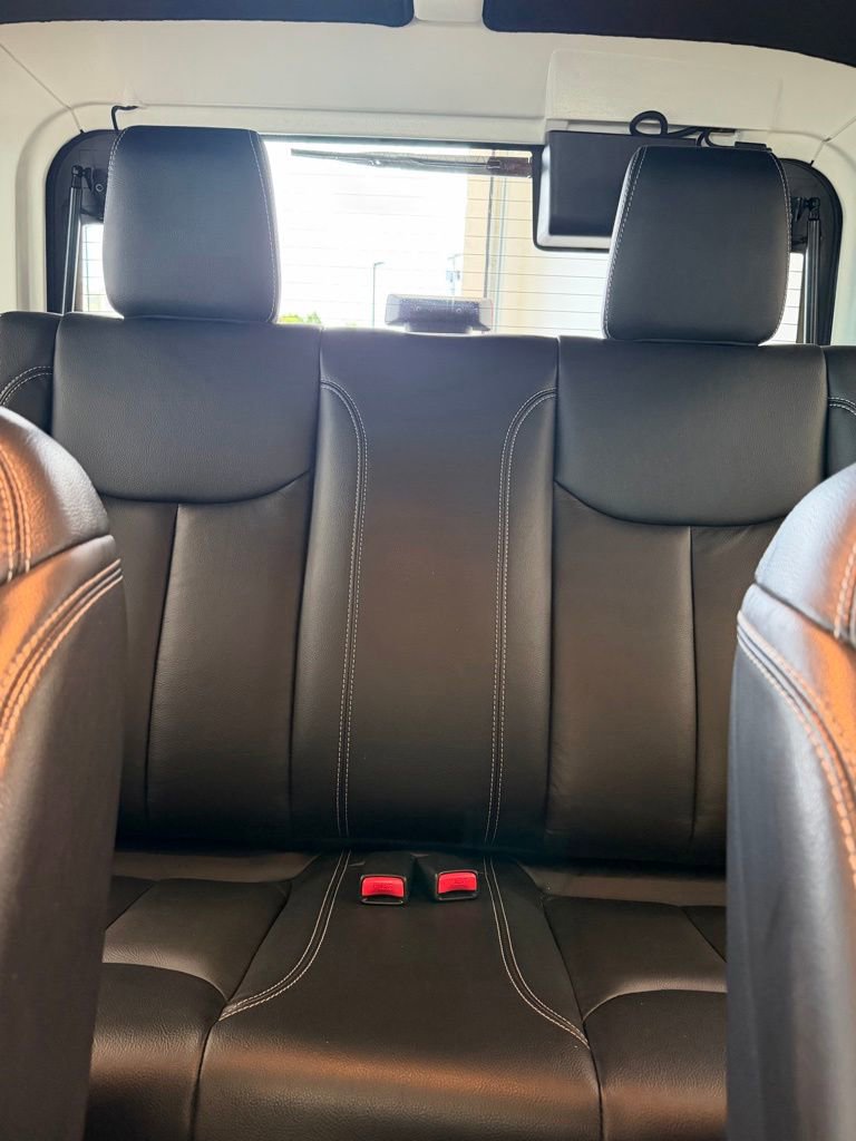 Used 2018 Jeep Wrangler Sahara w/ Connectivity Group AWD/4WD image 27