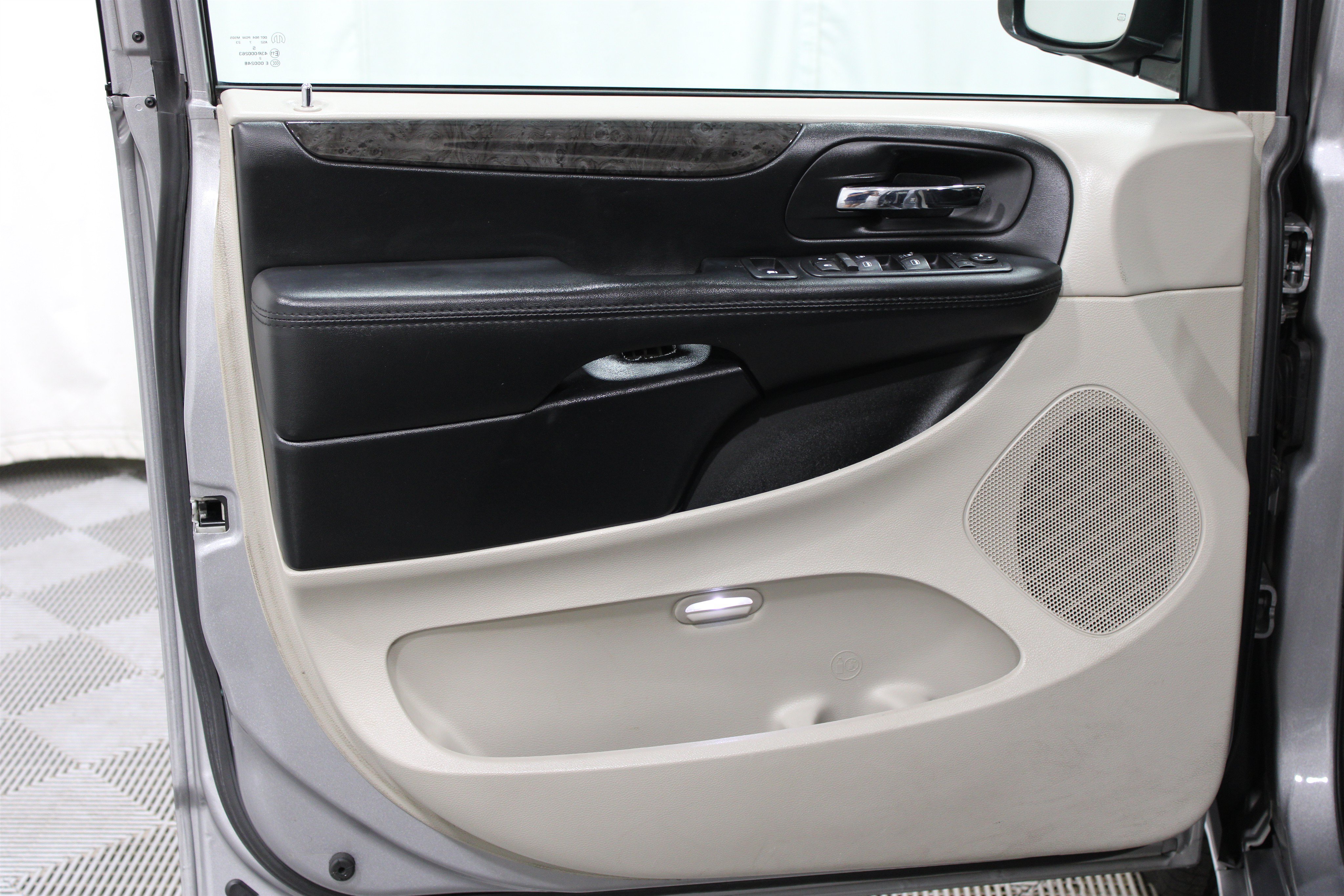Used 2017 Dodge Grand Caravan SE w/ Power Window Group FWD image 5