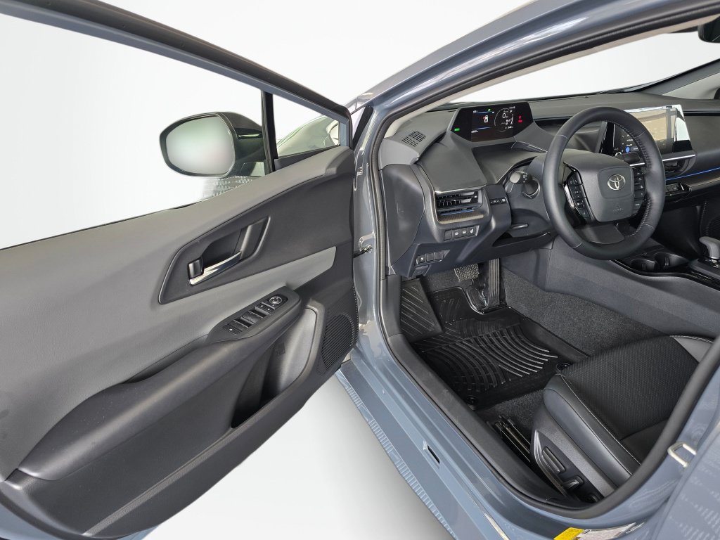 Used 2025 Toyota Prius XLE AWD/4WD image 32