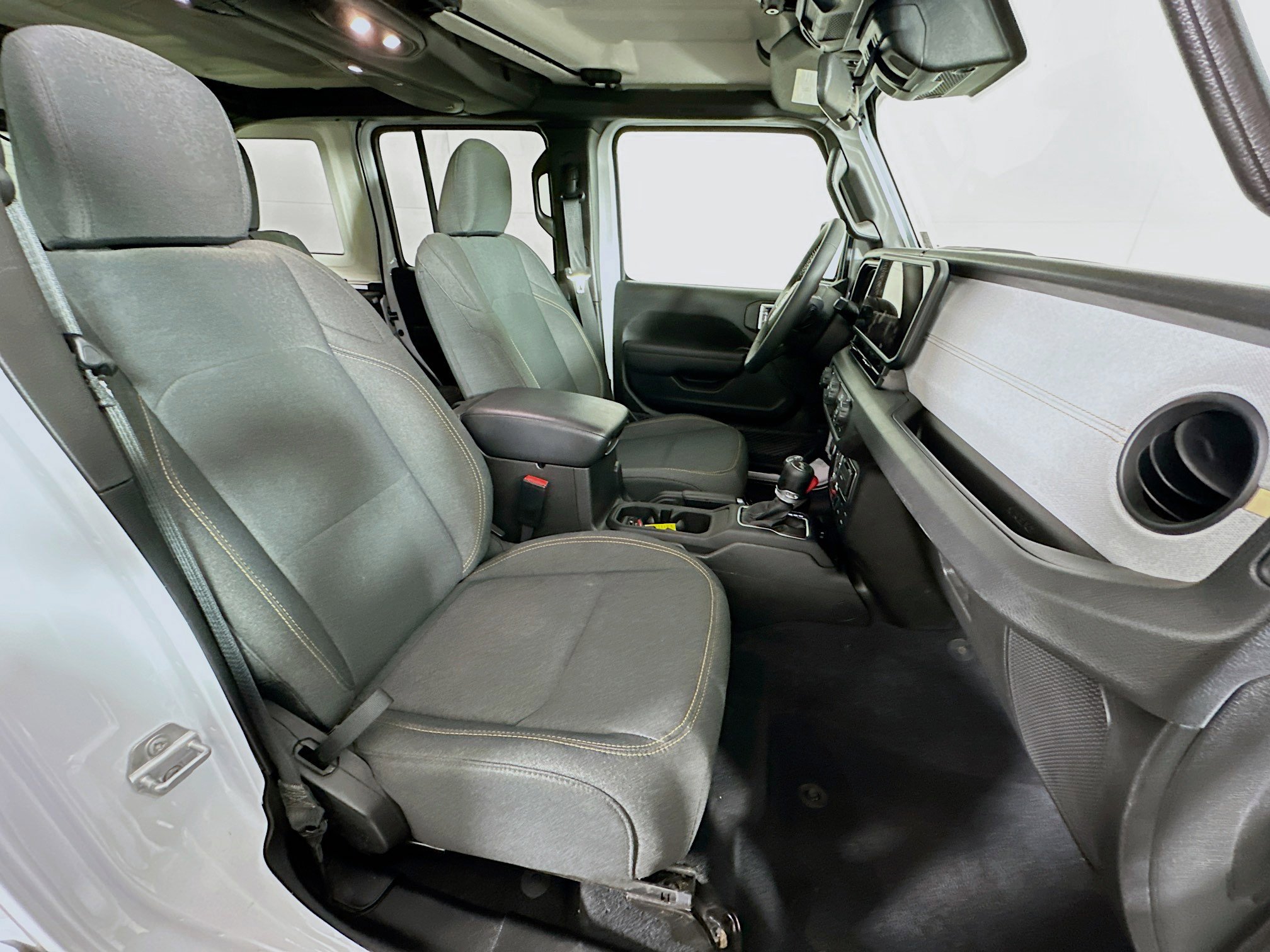 Used 2025 Jeep Wrangler Willys image 28