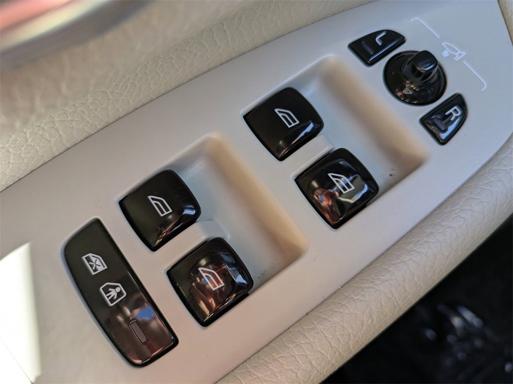 Certified 2022 Volvo XC90 T5 Momentum w/ Climate Package image 25