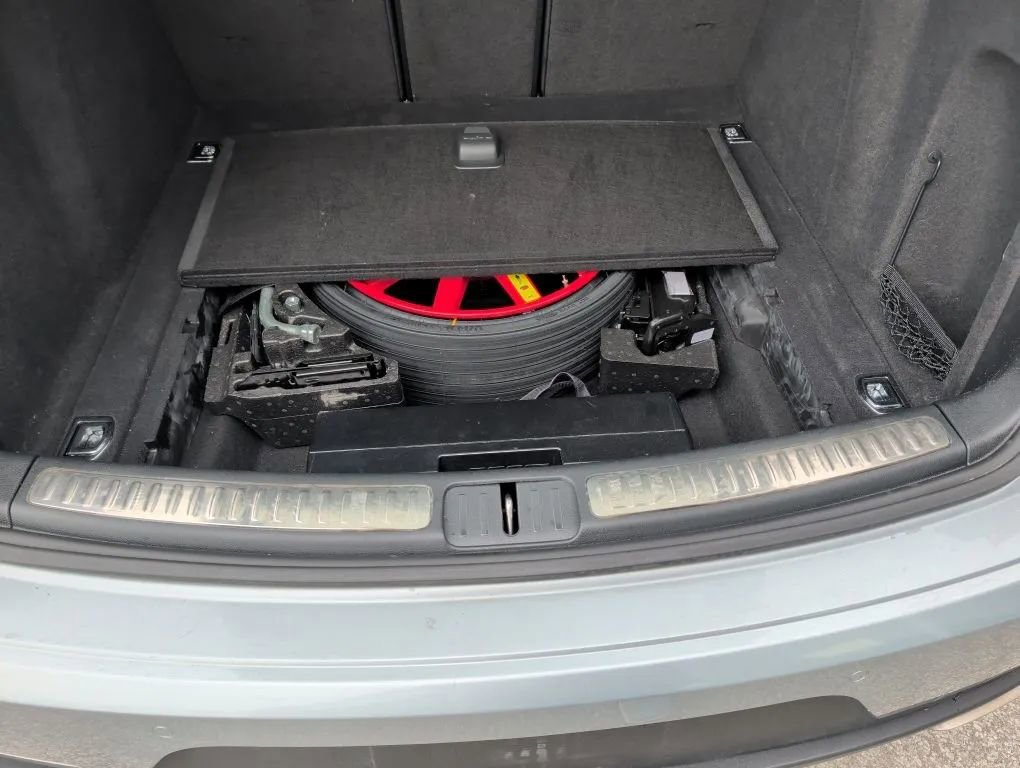 Used 2021 Porsche Macan w/ Premium Package image 35