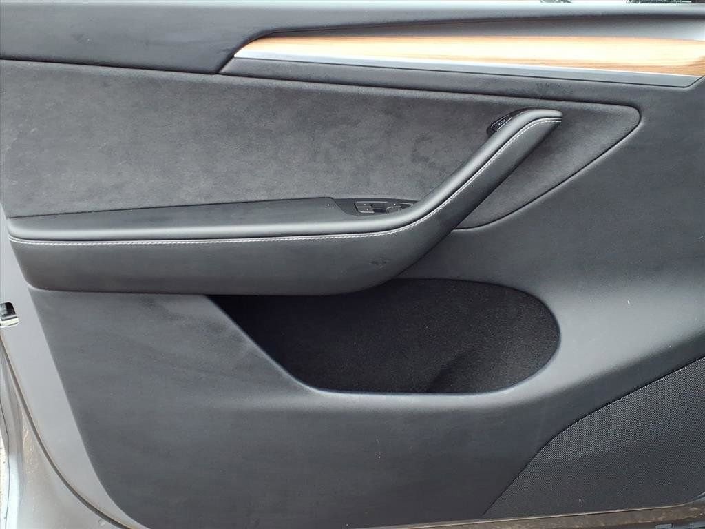 Used 2024 Tesla Model Y Performance image 10