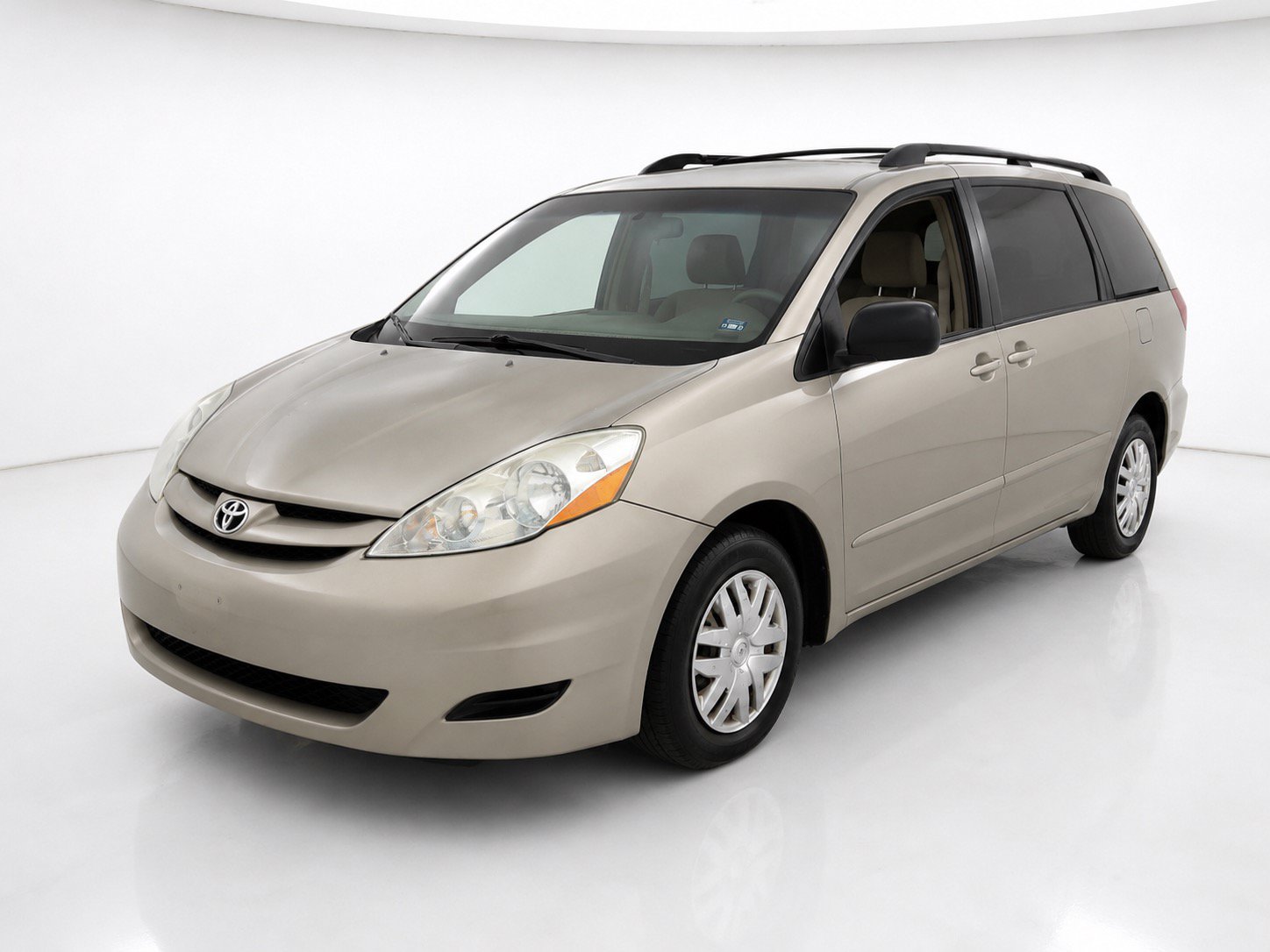 Used 2010 Toyota Sienna LE FWD image 1