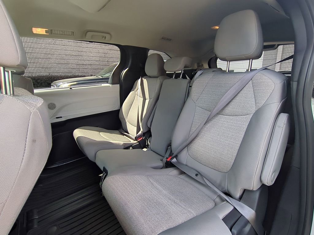 Used 2025 Toyota Sienna LE image 28