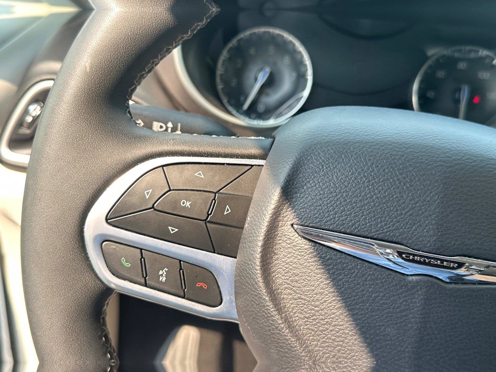 Used 2023 Chrysler Pacifica Touring-L FWD image 18
