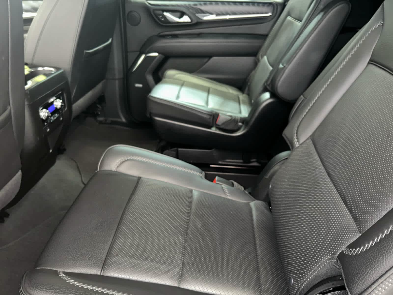 Used 2024 GMC Yukon XL Denali AWD/4WD image 11