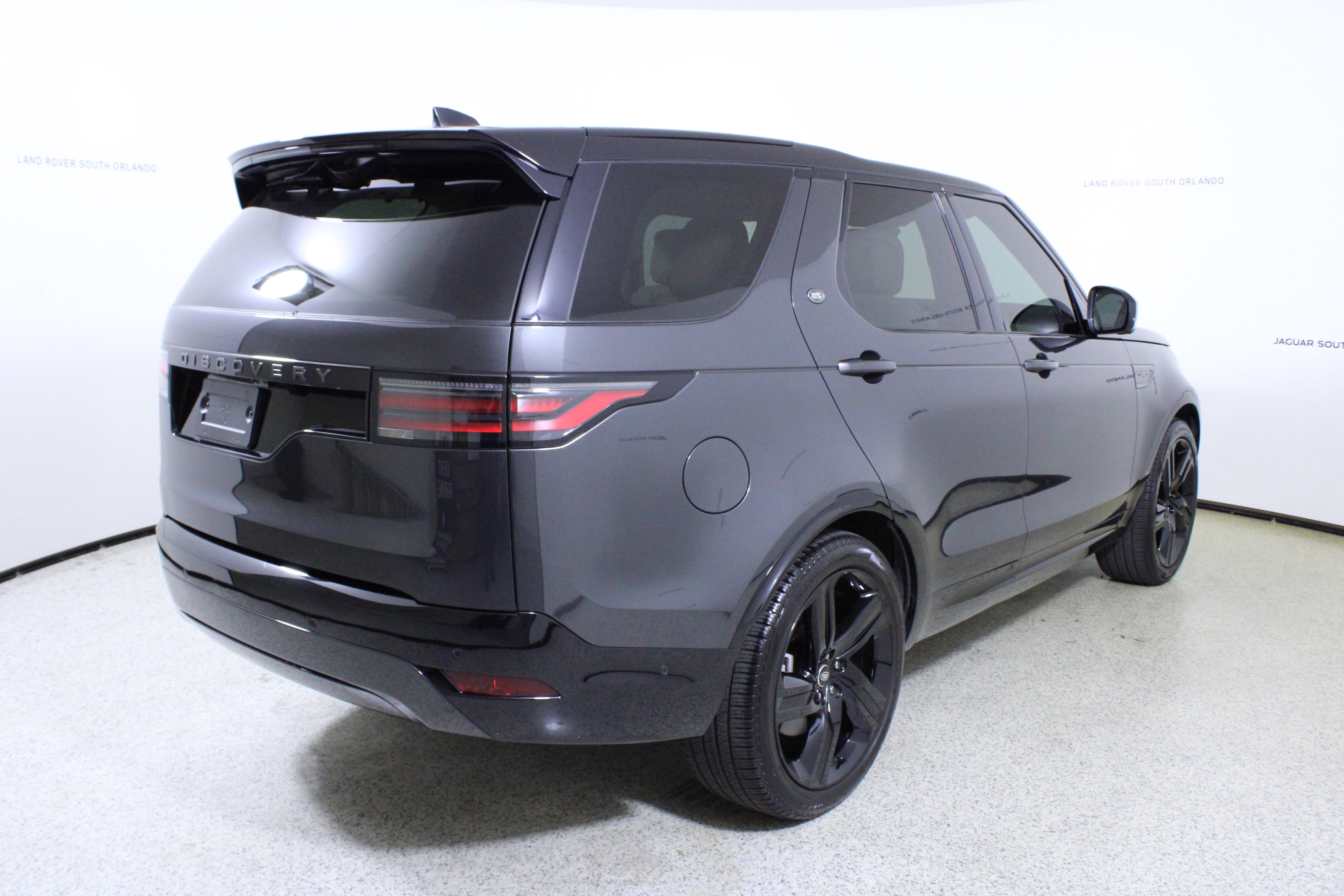 Used 2025 Land Rover Discovery Dynamic SE AWD/4WD image 7