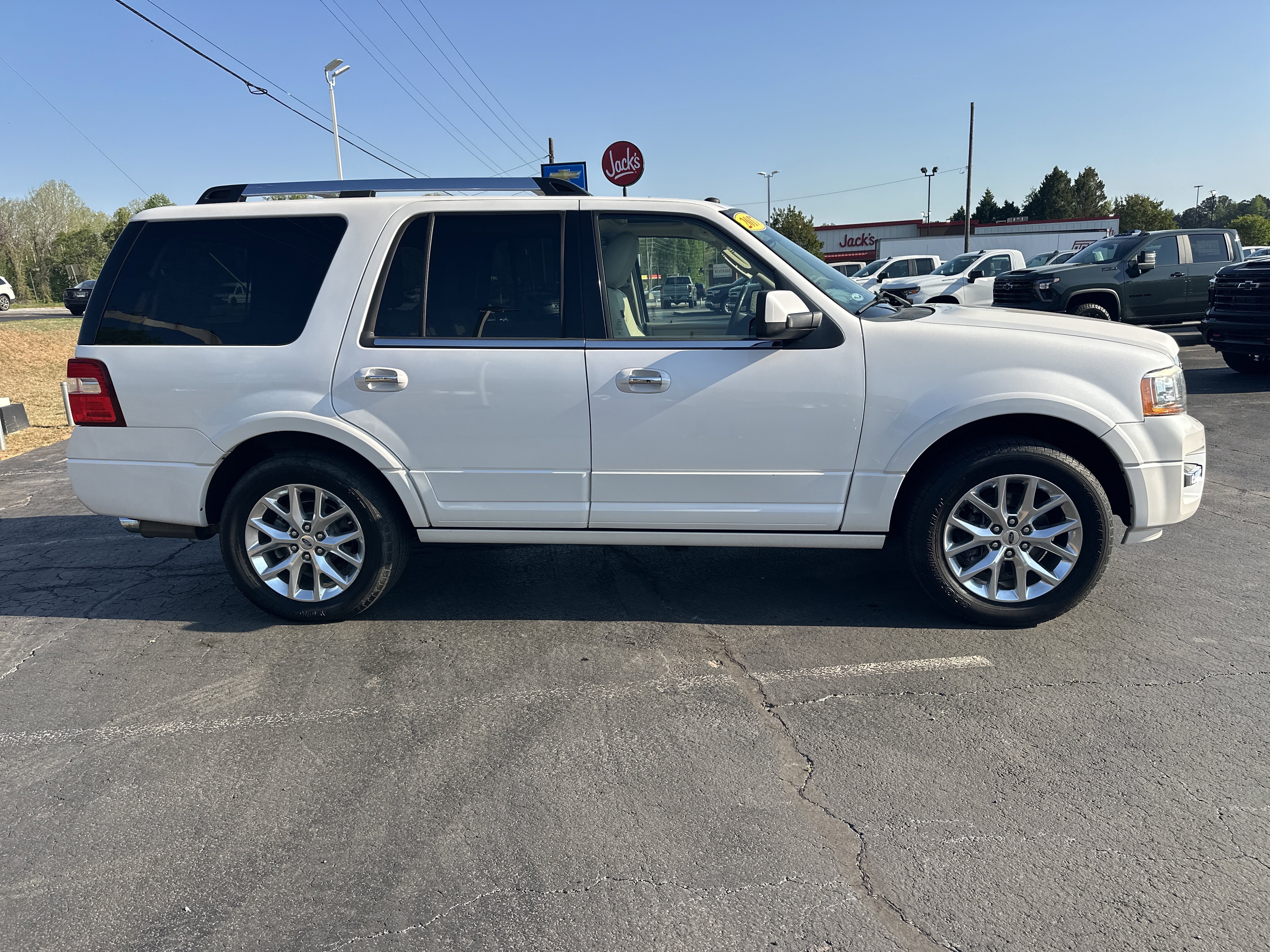 Used 2017 Ford Expedition Limited w/ Equipment Group 301A RWD image 9