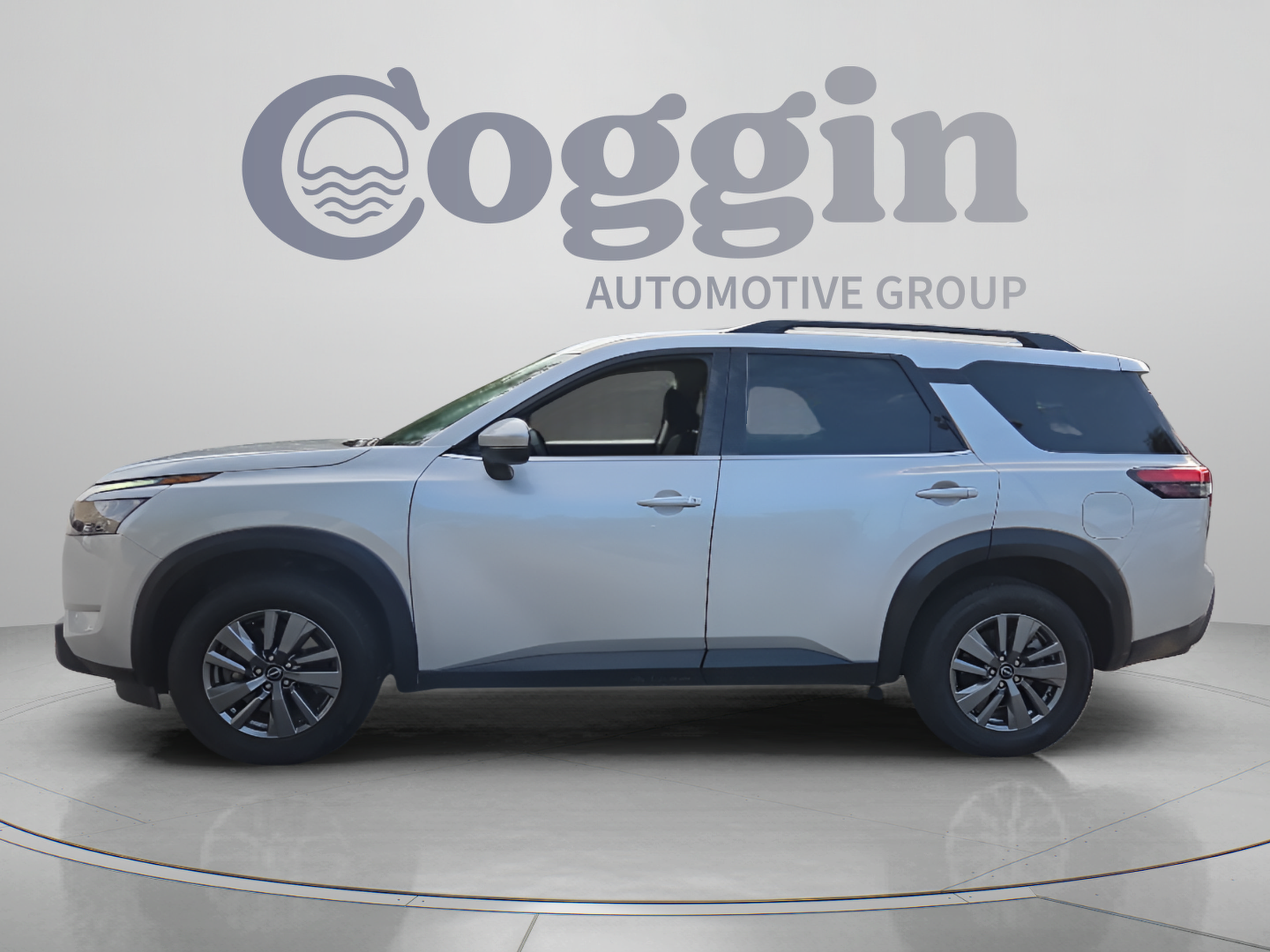 Used 2025 Nissan Pathfinder SV FWD image 2