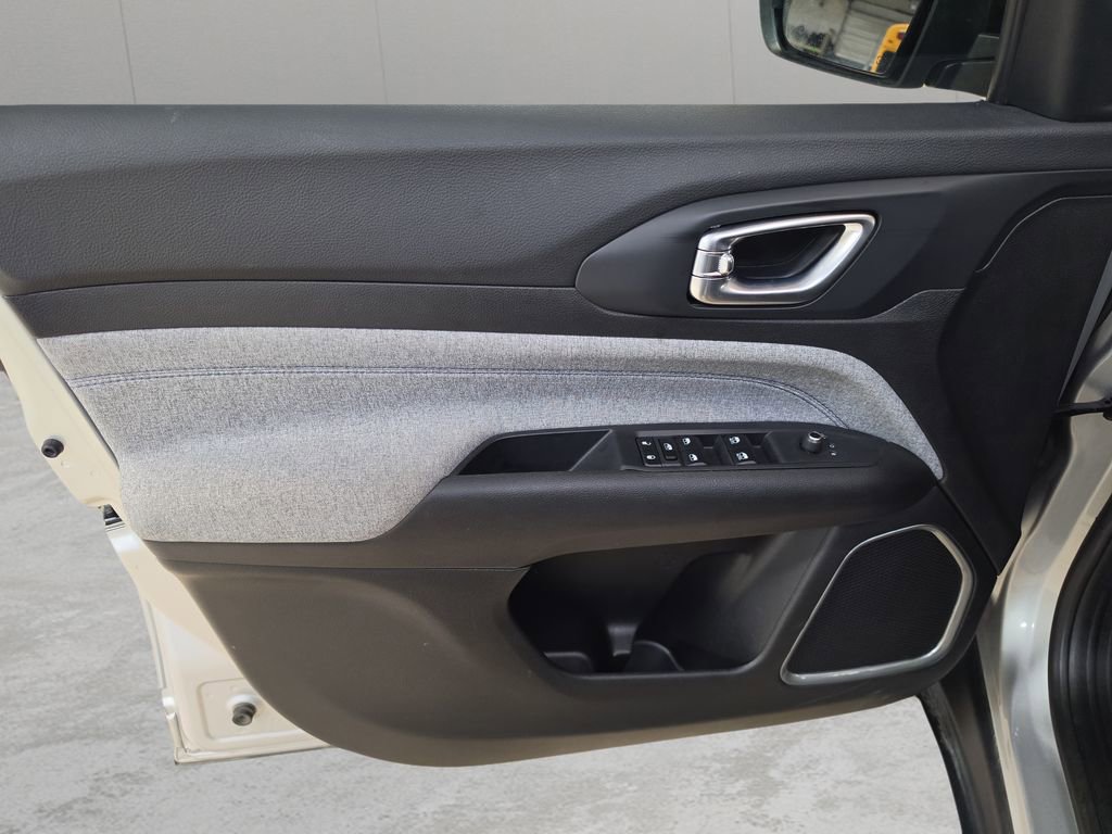 Used 2025 Jeep Compass Latitude AWD/4WD image 14