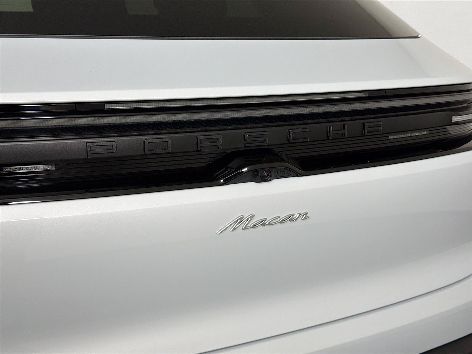 Certified 2026 Porsche Macan 4 Electric RWD image 17