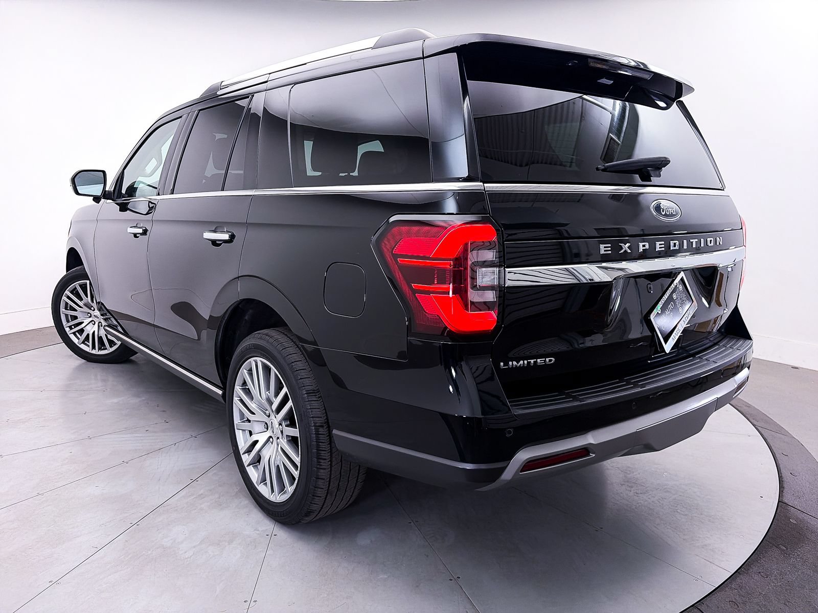 Used 2023 Ford Expedition Limited AWD/4WD image 2