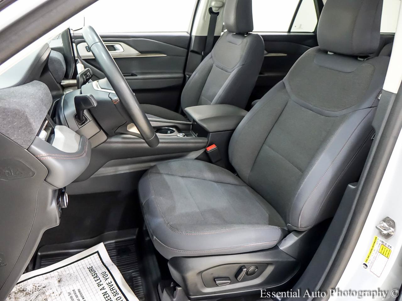Used 2025 Ford Explorer Active AWD/4WD image 13