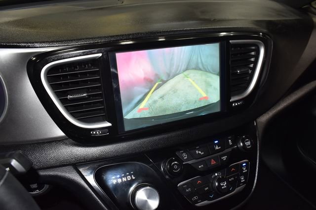 Certified 2025 Chrysler Pacifica Select image 15