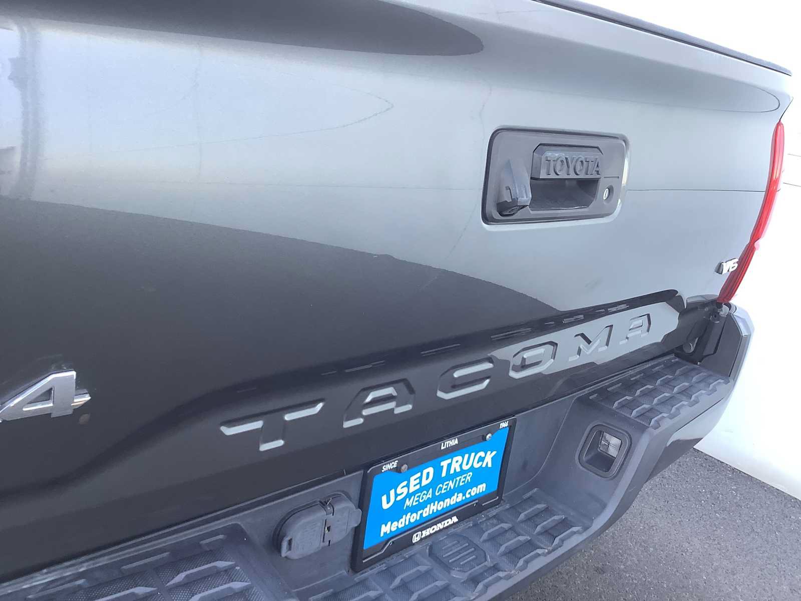 Used 2018 Toyota Tacoma SR w/ SR Convenience Package AWD/4WD image 7