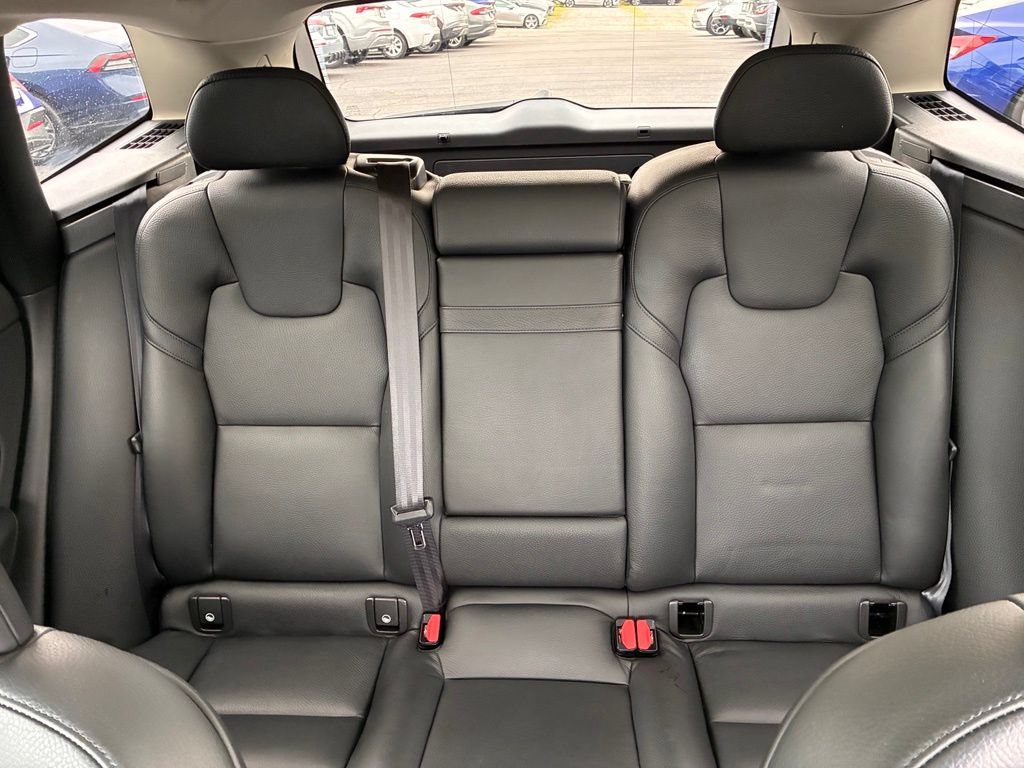 Used 2018 Volvo XC60 T5 Momentum w/ Vision Package AWD/4WD image 16