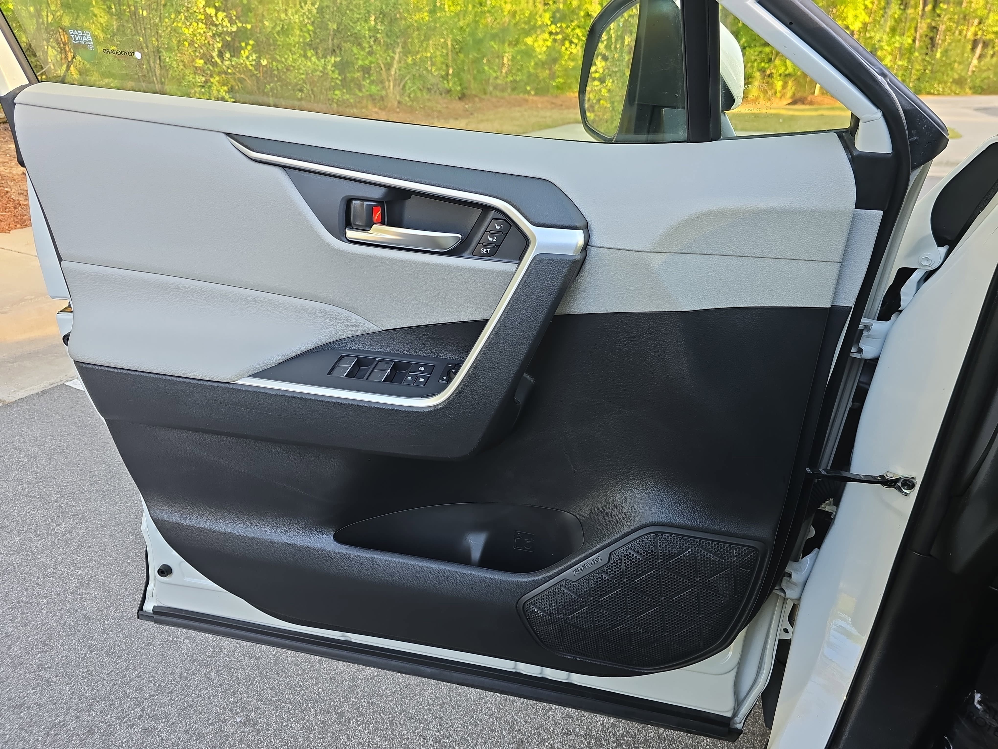 Used 2022 Toyota RAV4 XLE Premium image 29