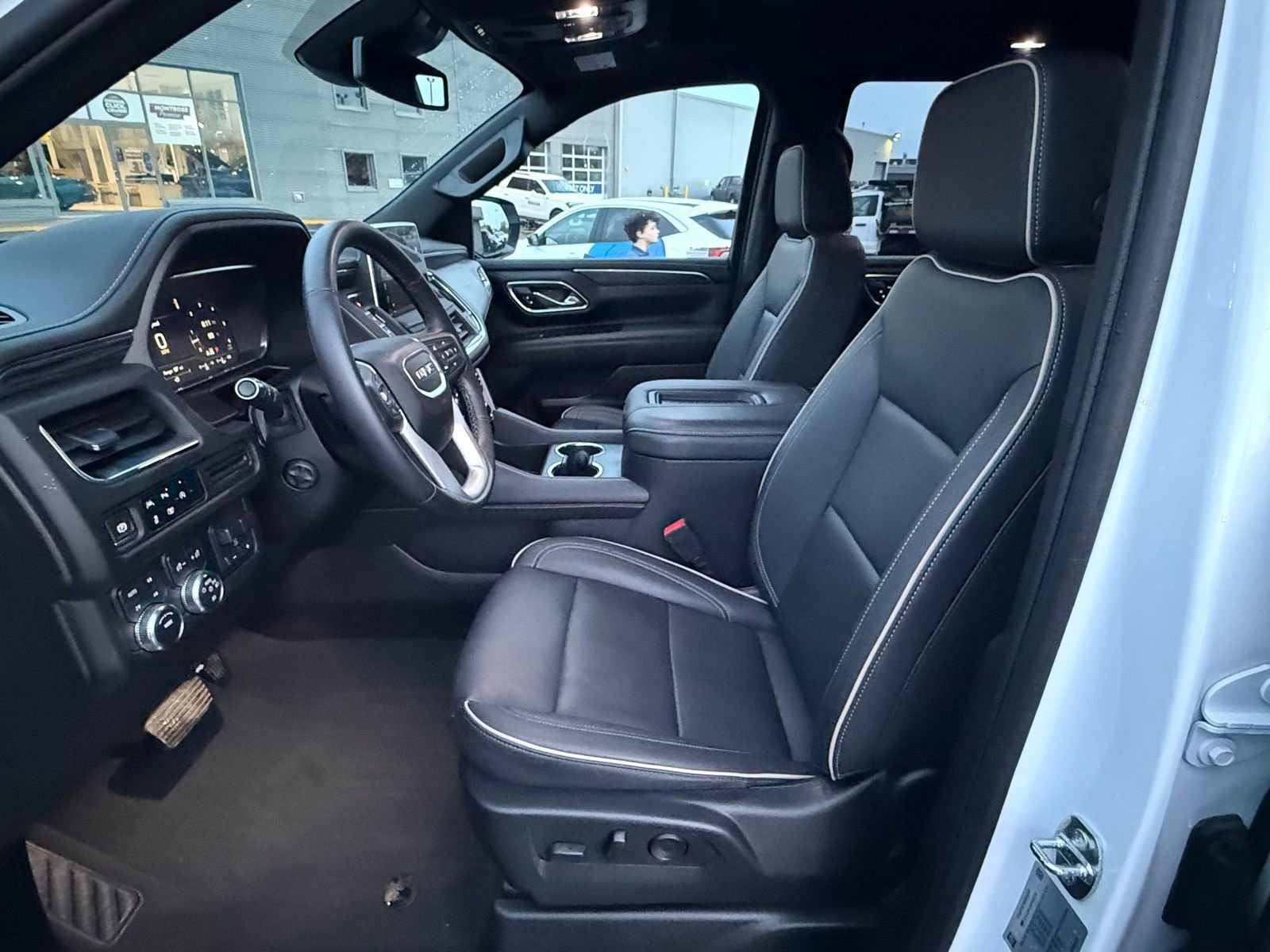 Used 2024 GMC Yukon SLT w/ SLT Luxury Package image 12