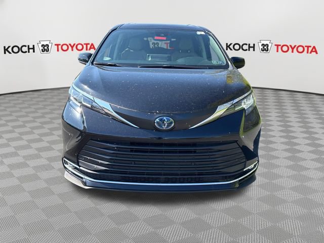Used 2023 Toyota Sienna XLE AWD/4WD image 2