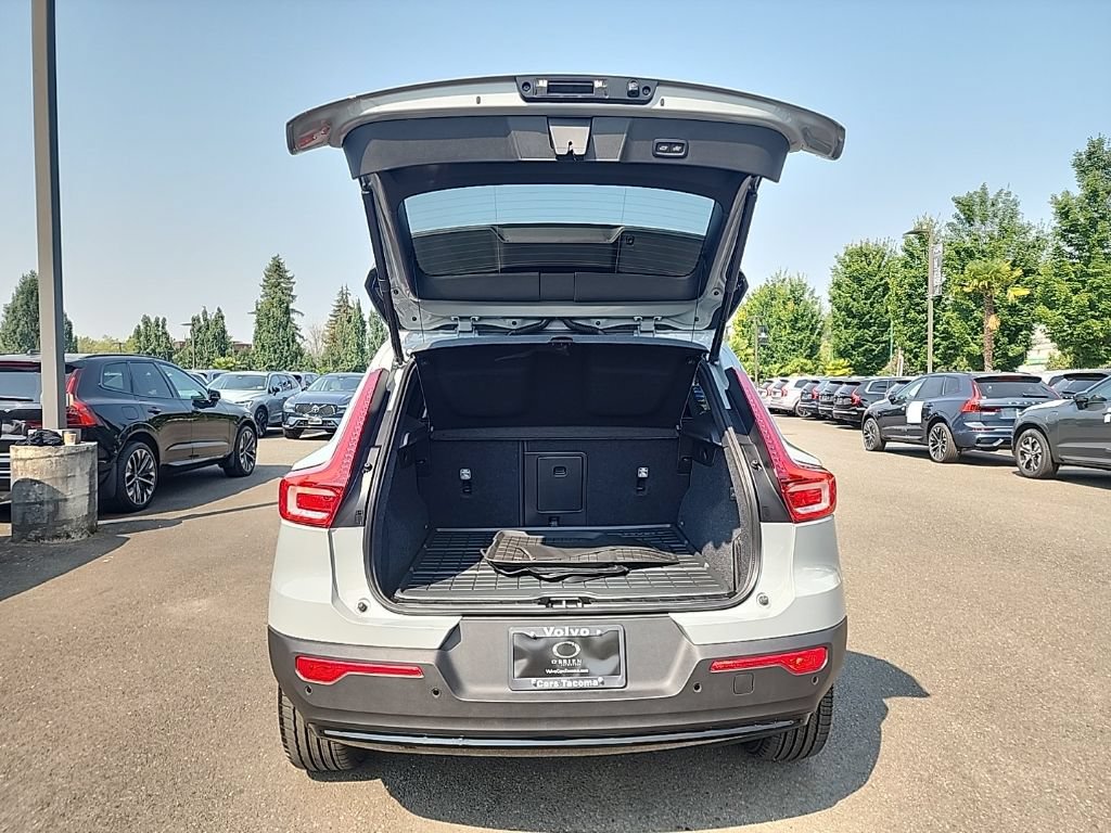 New 2026 Volvo XC40 B5 Plus w/ Protection Package Premier AWD/4WD image 16