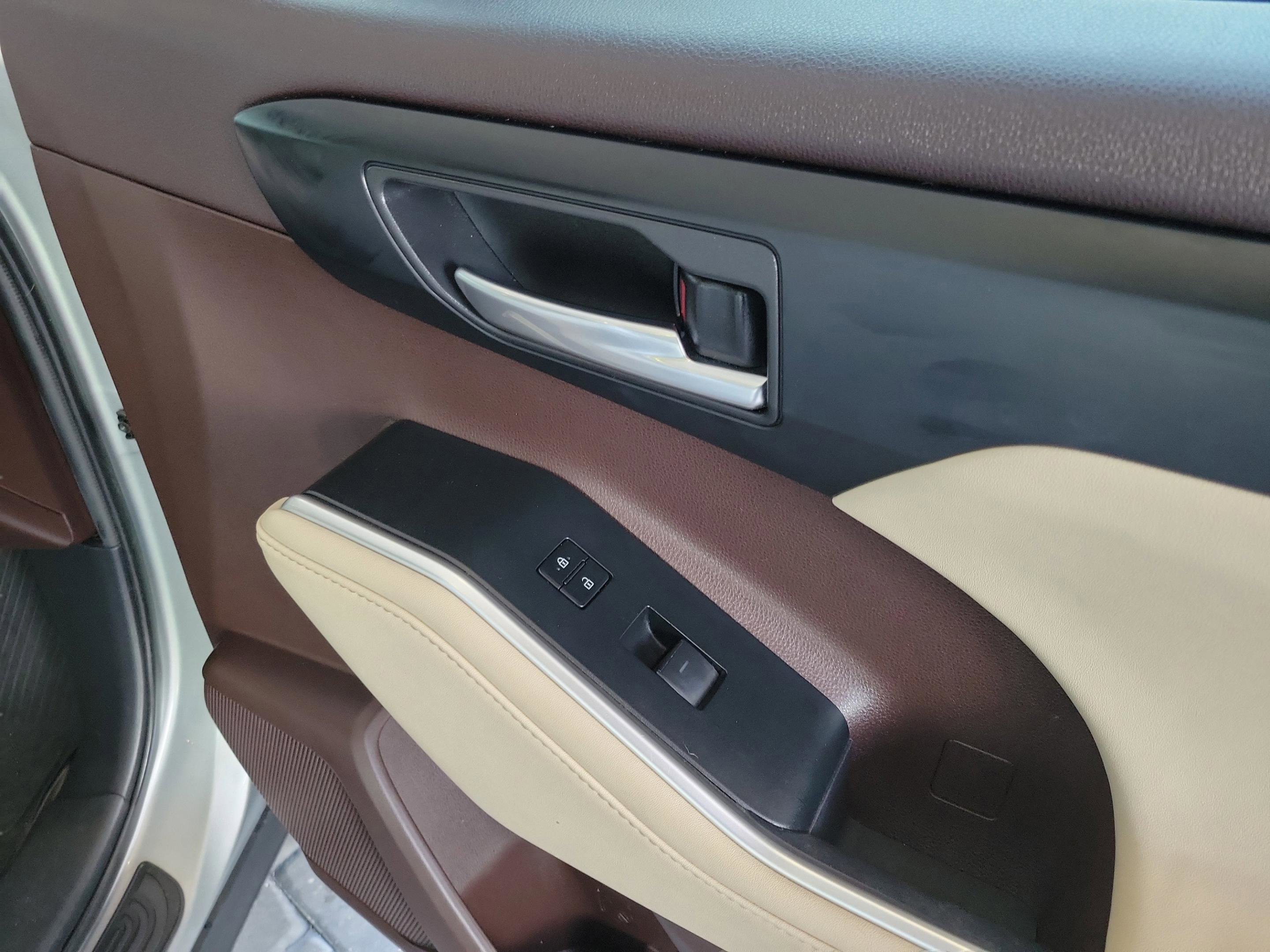 Used 2020 Toyota Highlander XLE image 12