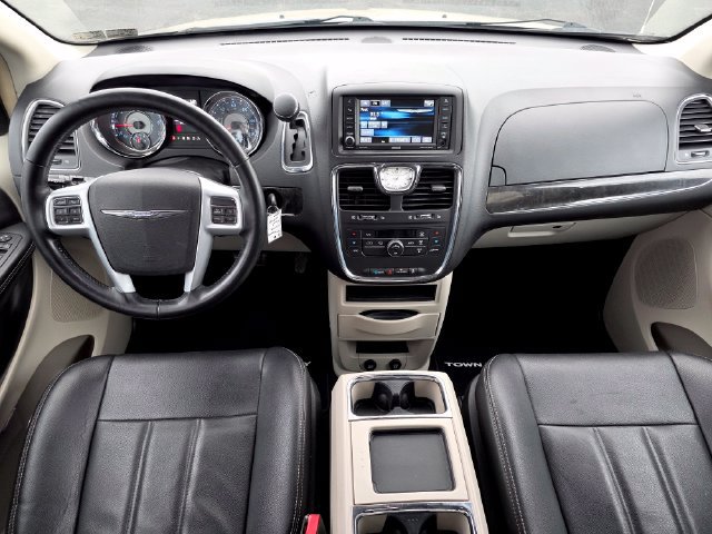 Used 2014 Chrysler Town & Country Touring FWD image 34