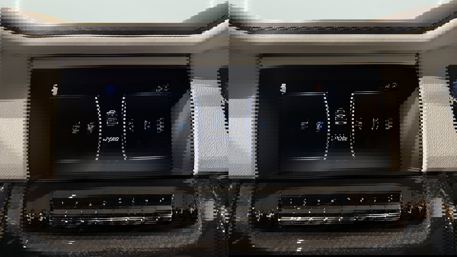 Used 2022 Rolls-Royce Cullinan Black Badge w/ Dark Exterior Package image 24