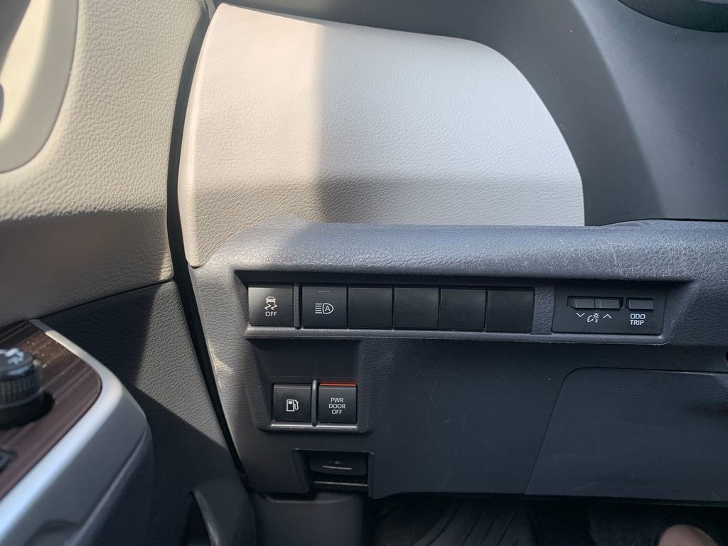 Used 2024 Toyota Sienna XLE FWD image 21